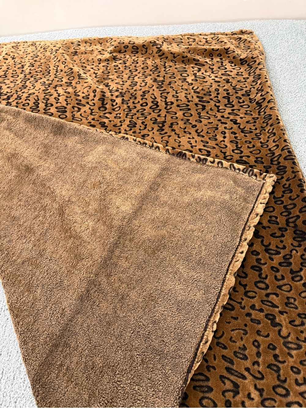 Super Soft Cheetah Pattern Faux Fur Plush Throw Blanket - 50” X 60” - Picture 3 of 6
